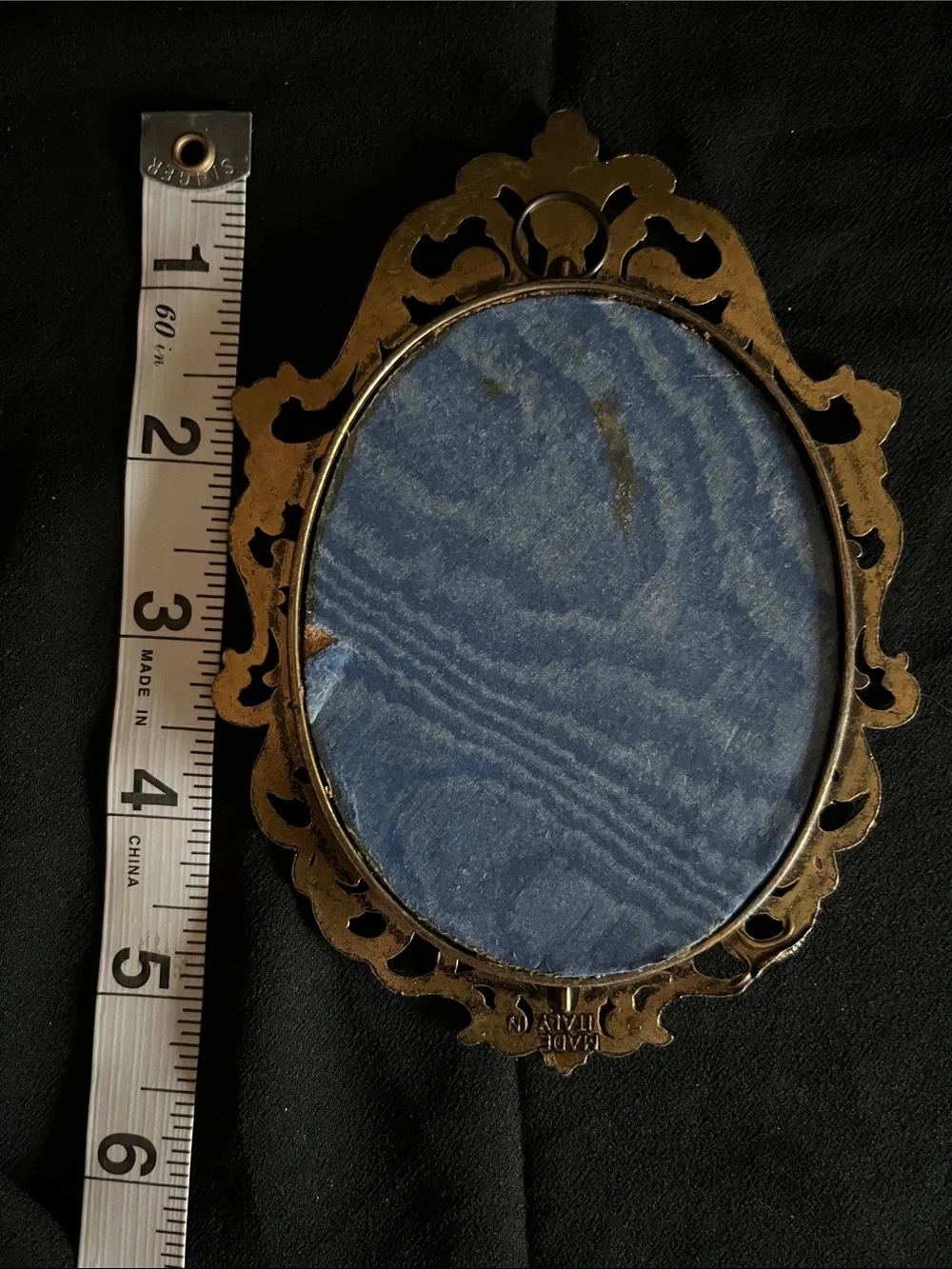 Ornate Vintage-Style Gold Oval Picture Frame